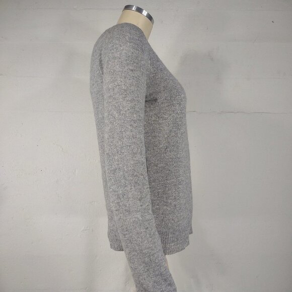 Isaac Mizrahi gray 100% Cashmere V-Neck pullover sweater ladies Small - Picture 3 of 6
